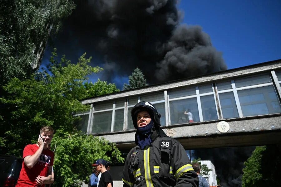 Пожар риа новости. Тушат пожар. Пожар на Каширском шоссе сейчас. Пожар в библиотеке в Москве. МЧС пожар.