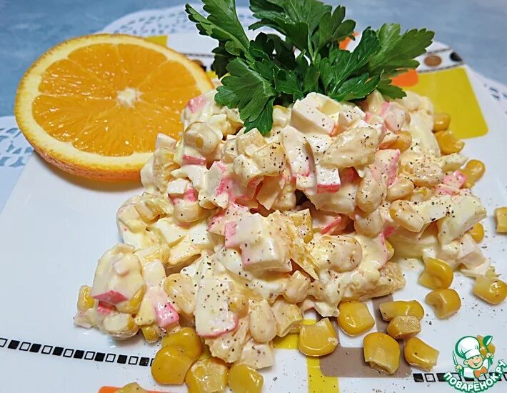 Салат с мандаринами и крабовыми палочками и кукурузой. Салат с апельсином и крабовыми палочками и кукурузой. Салат с апельсином и крабовыми палочками. Салат с апельсином и крабовыми палочками. Салат королевский с крабовыми палочками и апельсином.