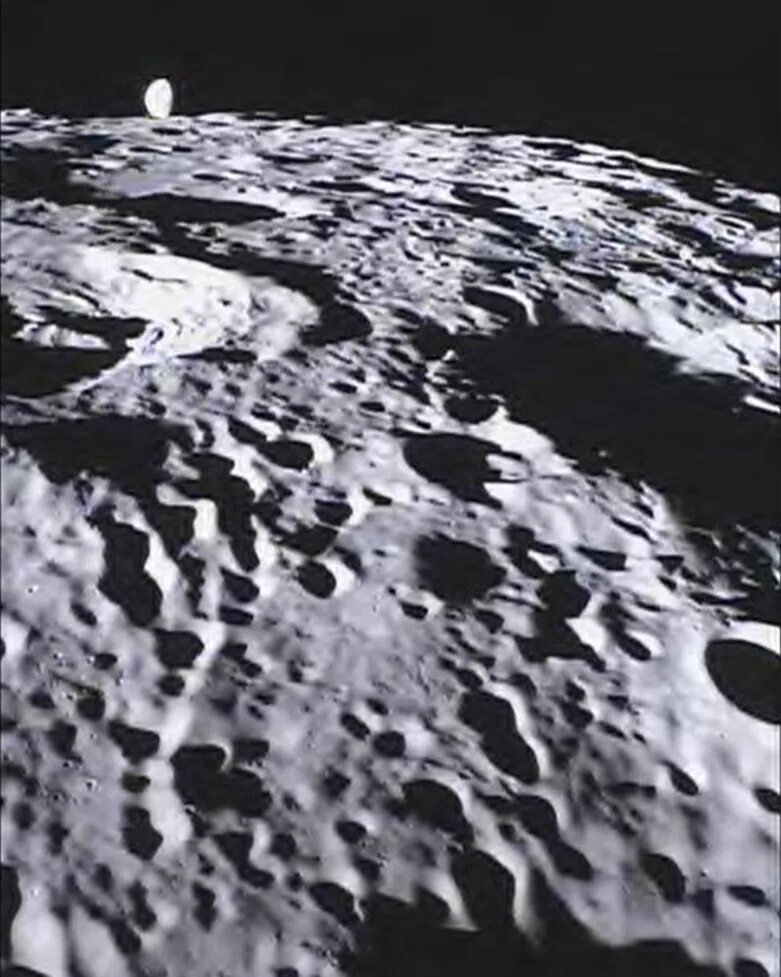 Первые снимки обратной стороны луны. Обратная сторона Луны спутника земли. Снимки Луны со спутника НАСА. Первый снимок земли 1946. Снимки обратной стороны Луны.
