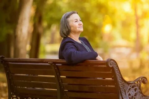 Женщина сидит 50 лет