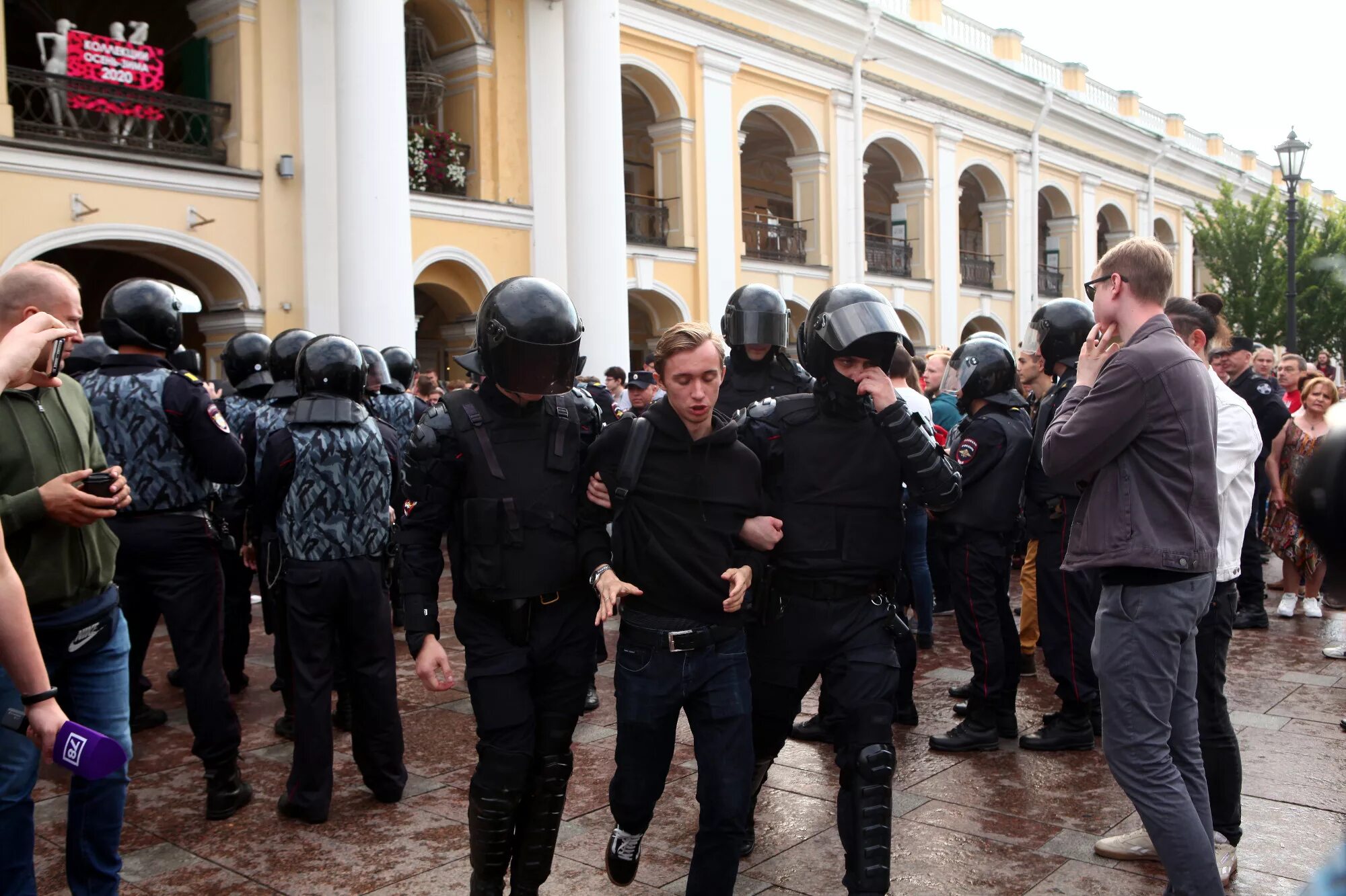 Митинги в Москве 2019. Митинг в Питере 2019. Митинг Гостиный двор. Задержания в москве сегодня последние новости