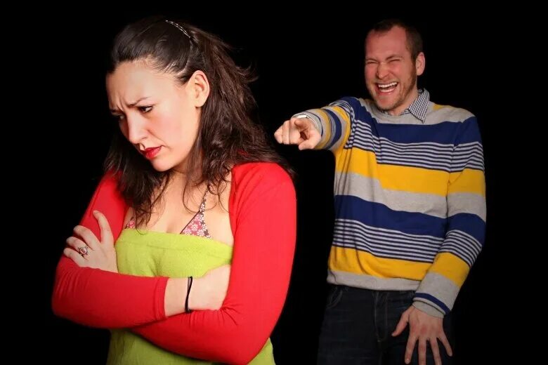 Окружающие люди. Insulting women. Именно муж критикует внешность. Мужчина критикует женщину за внешность. Маленький мальчик критикует внешность мамы.