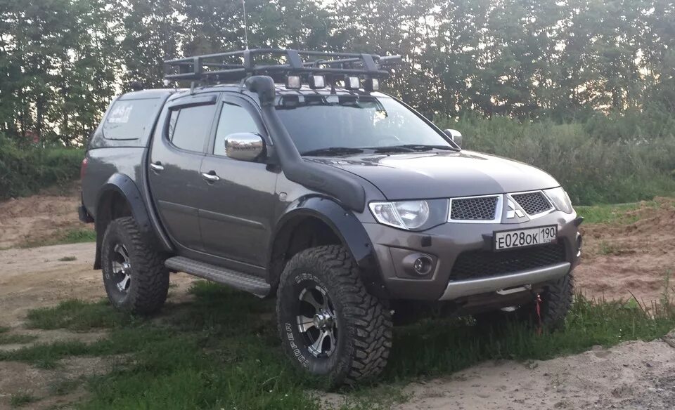 Шины l200 mitsubishi. Mitsubishi l200 Tuning. L200 Mitsubishi грязевая резина. Mitsubishi l200 35 колеса. Митсубиси л200 на грязевой резине.