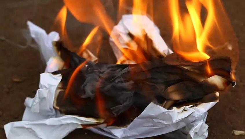 Сгоревшие вещи. Сжигание бумаги. Бумага горит. Горящие бумаги. Сожженная бумага.