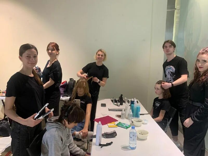 стрижка волос в салоне красоты. что такое укладка волос в парикмахерской. профессия парикмахер. укладка волос в салоне. парикмахер-стилист.