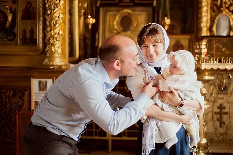 Что покупает крестная мальчику. Крестины ребенка. Крещение младенца. Фотосессия с крестными родителями. Крещение Крестные.