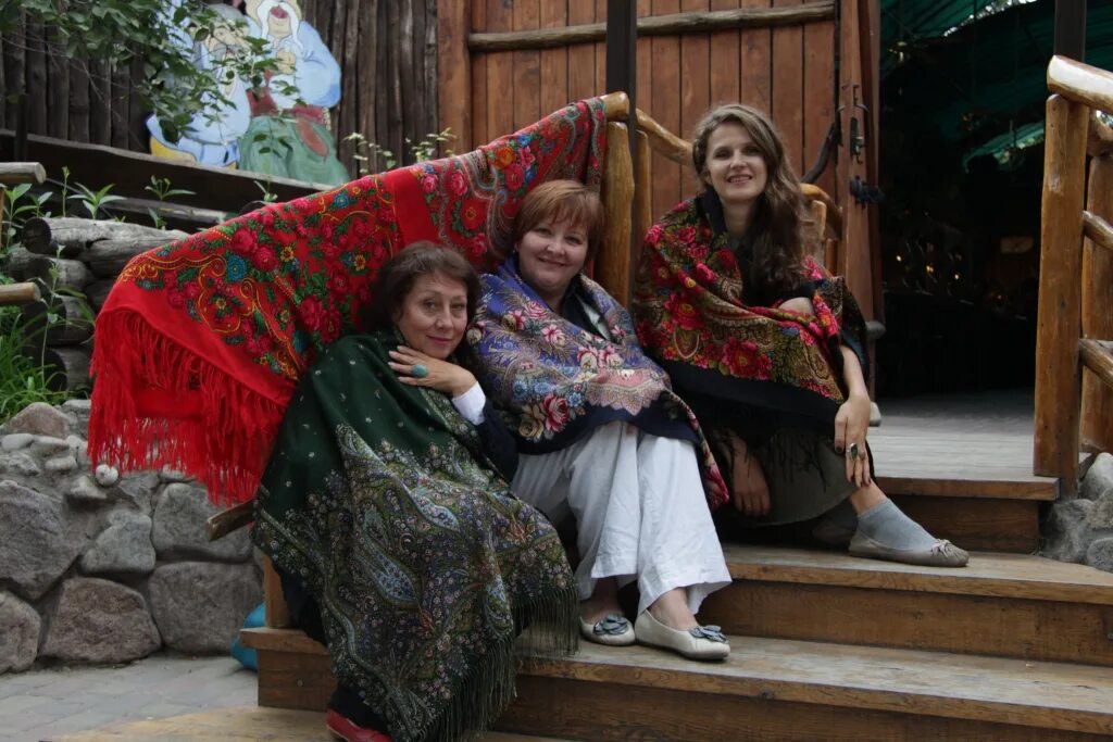 Увидела платок своей. Ирина дадонова художник. платок волшебная сила любви. дадонова ирина петровна художник. платок арагонский на людях.
