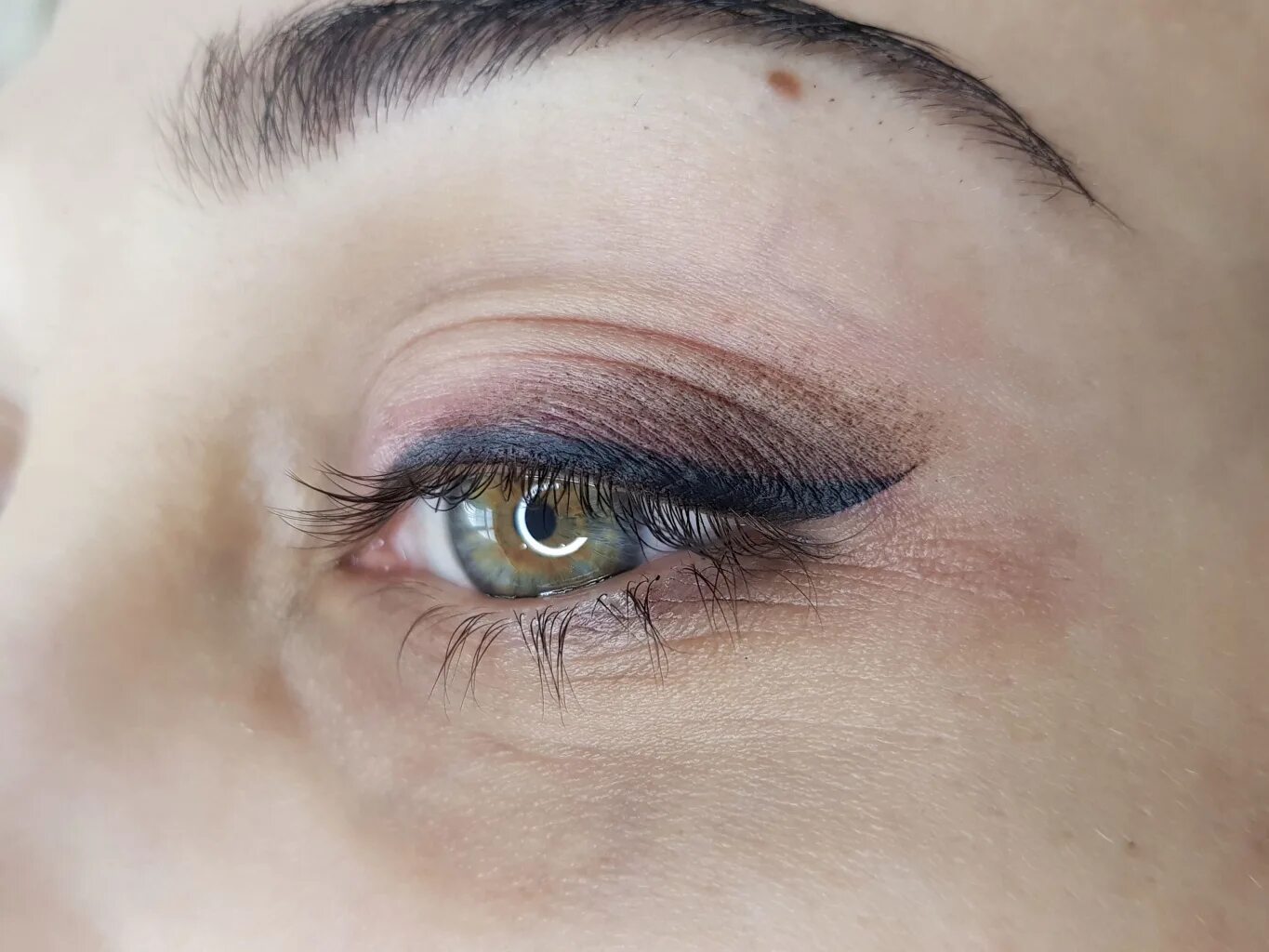 перманент век растушеванная стрелка. перманент век растушеванная стрелка. перманент век стрелки с растушевкой. растушеванная стрелка кендалл. стрелка с растушевкой перманент 2022.