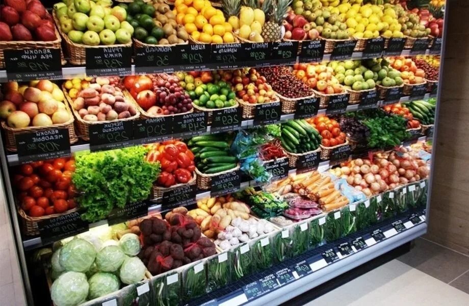 Где купить фрукты овощи. Выкладка овощей и фруктов. Выкладка овощей и фруктов в магазине. Выкладка овощей в магазине. Прилавок с овощами и фруктами.