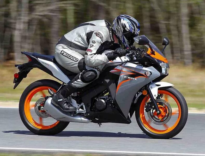 Honda cbr125r. Мотоцикл Honda CBR 125. Рщтв сик 125. Honda 125 CBR 2017. Купить мотоцикл категория