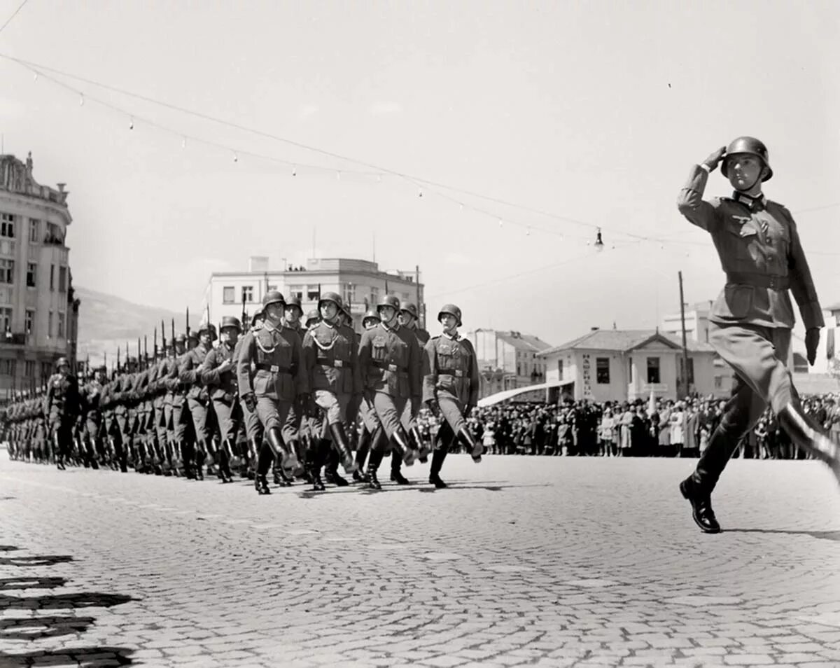 Парад роа в пскове 22 июня 1943. Парад власовцев в пскове 1943. Парад власова в пскове. Парад роа псков 1943. Парад роа в пскове 22 июня 1943.