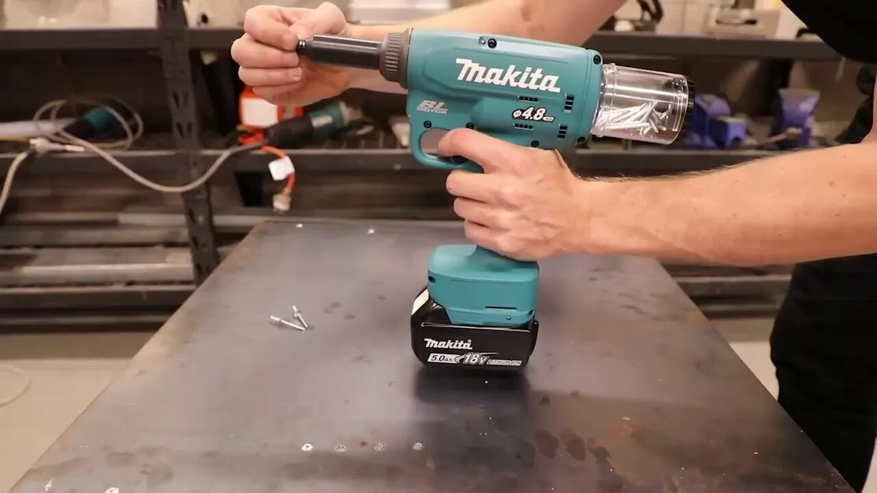 Бесщеточная аккумуляторная циркулярная пила. Макита видео обзор. Снятие патрона с дрели макита. Инструмент для установке дверей макита. Makita для установки дверей.