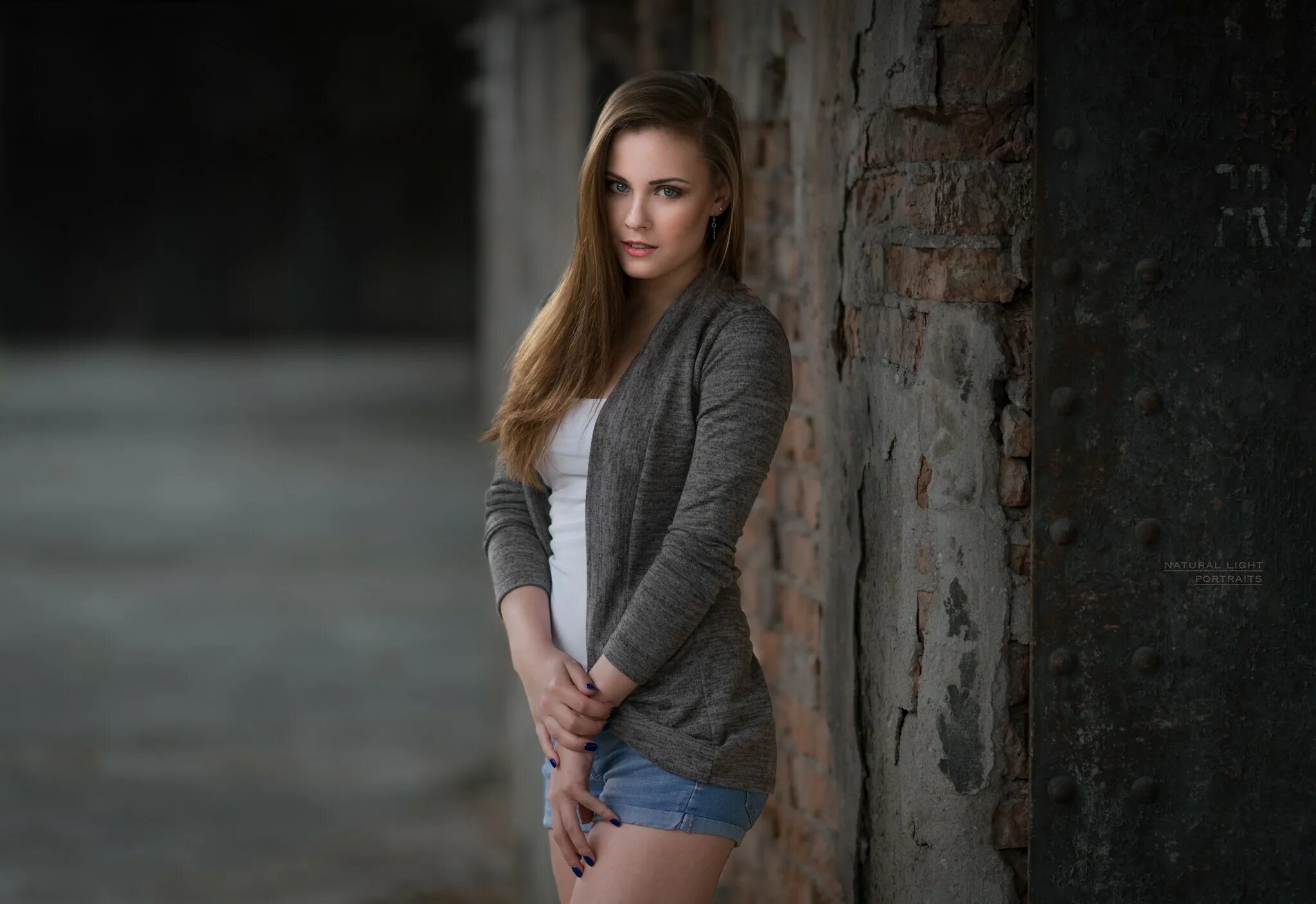 Необычные позы девушек в платье. Девочки стоя видео. Девочки стоя видео. Девочка маленькая маленькая legs. Девушка в платье на природе.