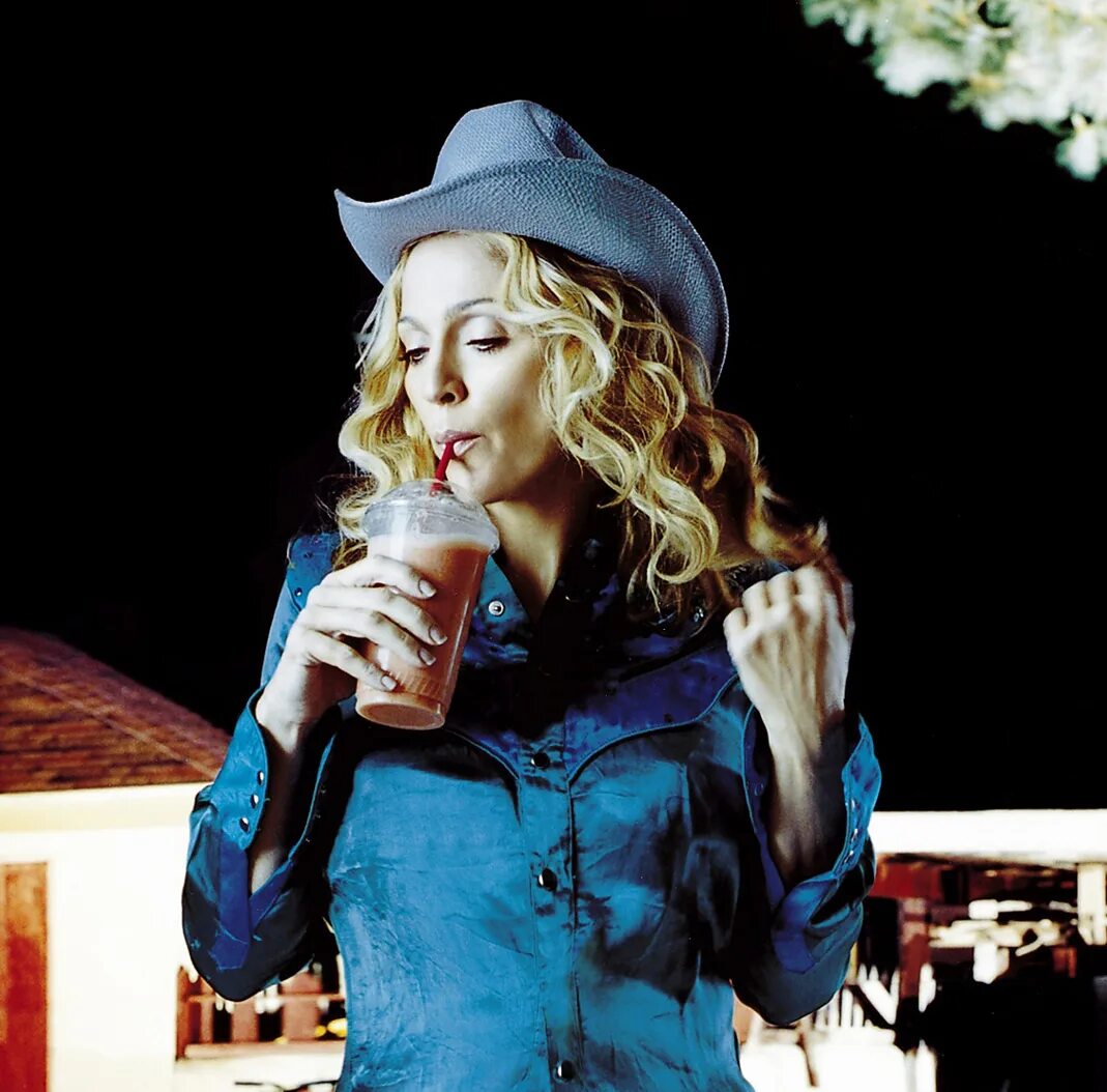 Слушать мадонна лучшее. Слушать мадонна лучшее. Madonna music 2000. Мадонна певица 2023. Madonna 2000.