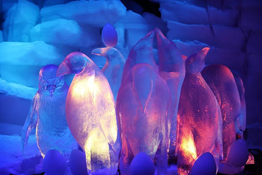 Ледяные фигуры. Ледяные скульптуры с подсветкой. Ледяная скульптура олень. Ледяные шары с подсветкой. Светильники из льда на улице.