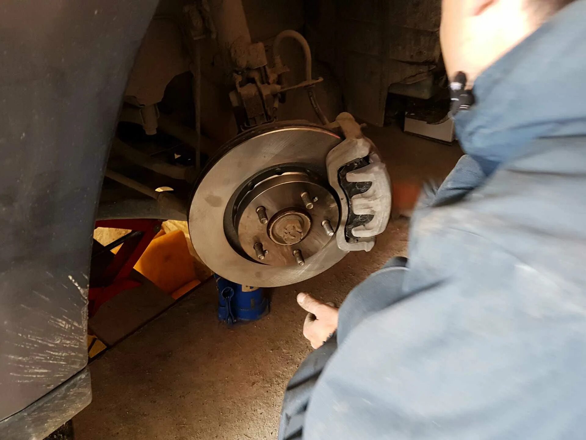 Задние тормозные колодки митсубиси аутлендер. Задние колодки аутлендер 3 с электронным ручником. Колодки на мицубиси аутлендер. Колодки тормозные для аутлендер 3. Поменять колодки аутлендер.