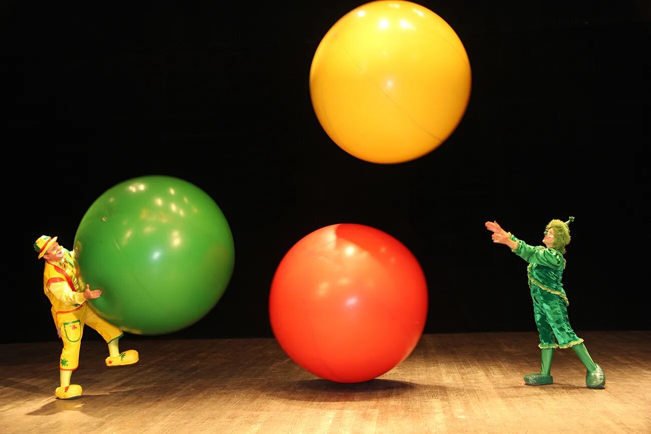 Танец с воздушными шарами. Жонглер в цирке. Жонглер с мячами. Цирковой шар. Цирк мяч.