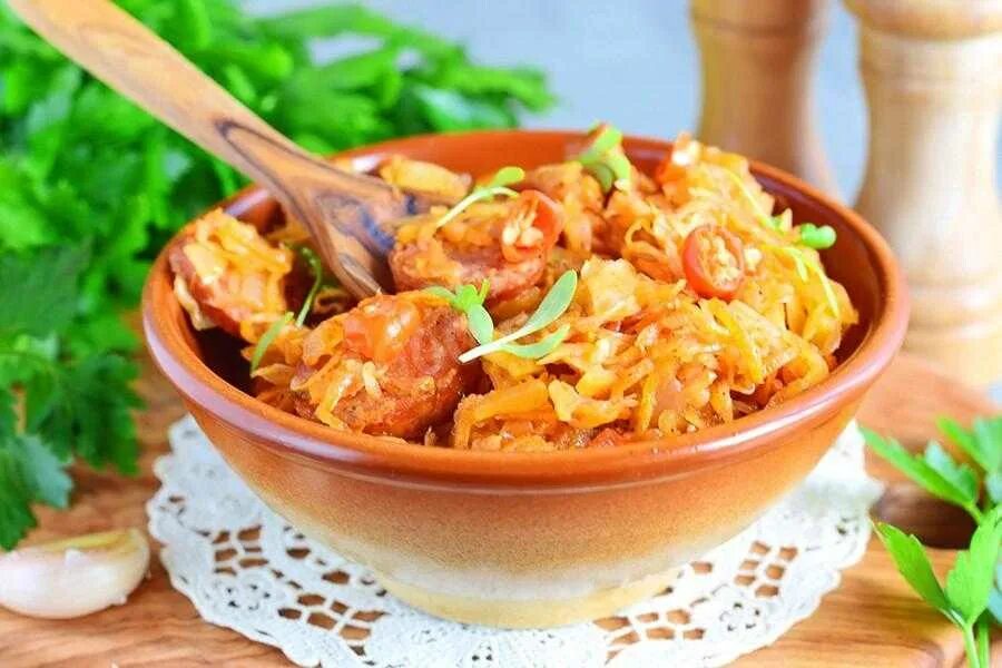 Кислая капуста с мясом. Бигус. Тушеная квашеная капуста. Тушёная квашеная капуста с сосисками. Капуста с мясом.