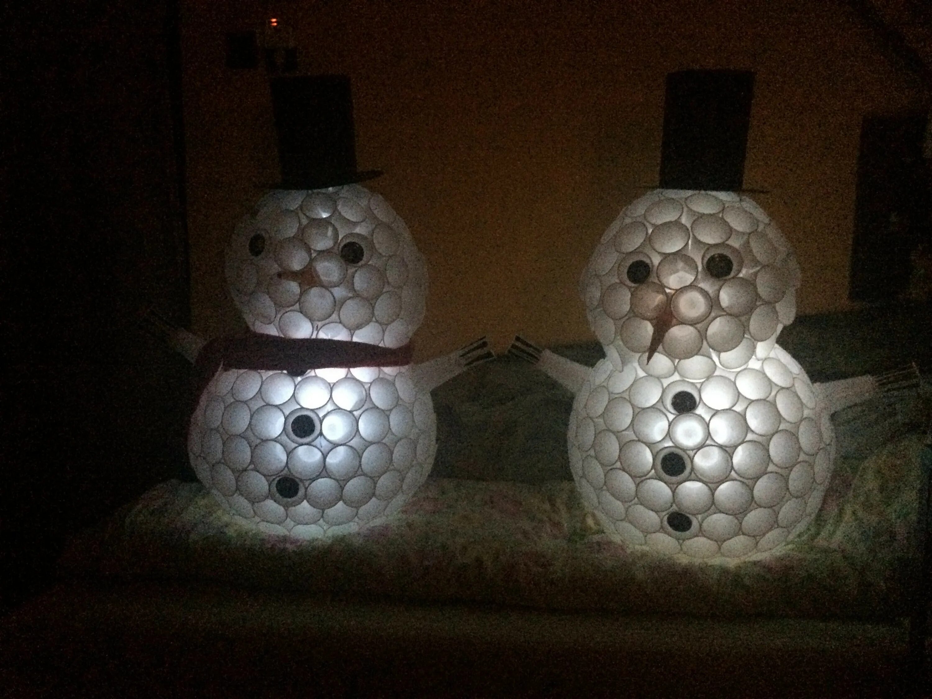 снеговик из прозрачных стаканчиков. снеговик из пластиковых стаканчиков. снеговик из белых стаканчиков. снеговик из стаканов. снеговик из пластиковых стаканчиков.