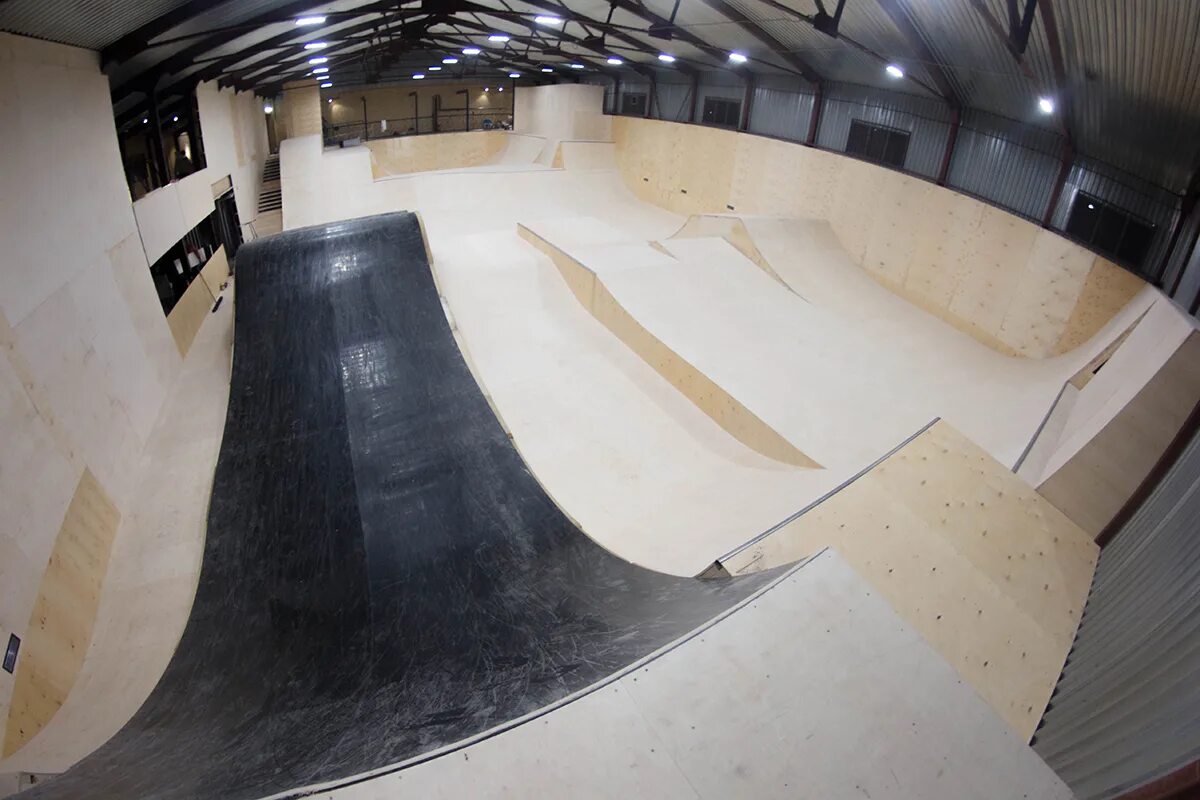 Крытый парк для самокатов. Kss park крытый скейт-парк. kss скейт парк в москве. скейт парк на нагорной. kss скейт парк на нагорной.