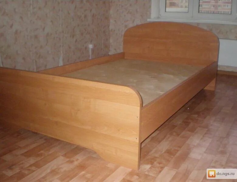 Кровати б у цена. Кровать полуторка деревянная. Кровать полуторка дерево. Кровать полуторка с матрасом деревянная. Кровати недорогие полуторки.