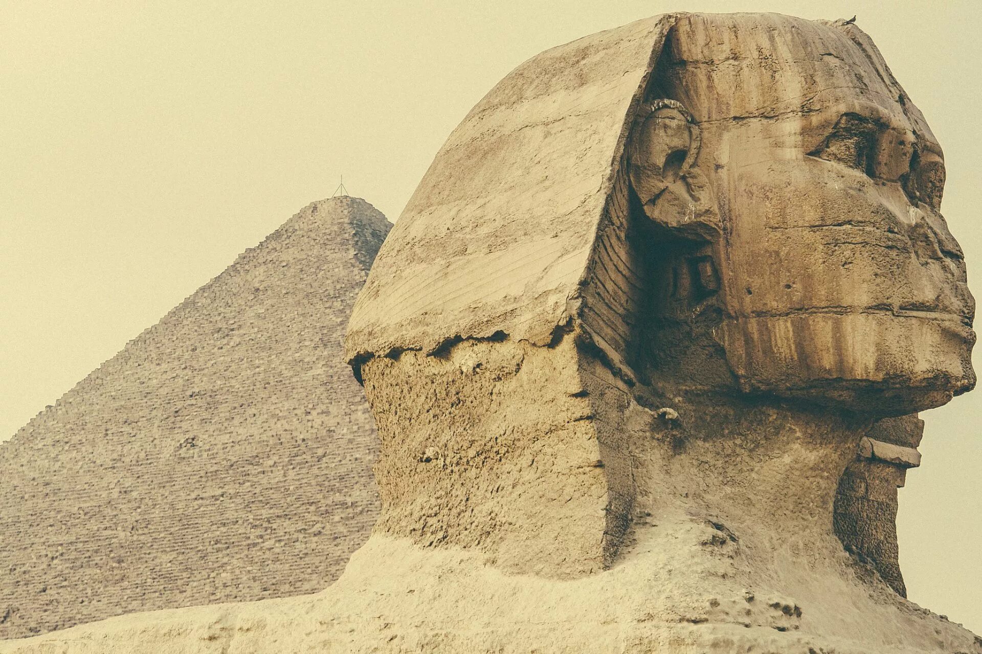 Сфинкс египет. Сфинкс скульптура древнего Египта. Сфинкс Египет 1860. Пирамида Хефрена и большой сфинкс. Пирамида сфинкса в Египте.