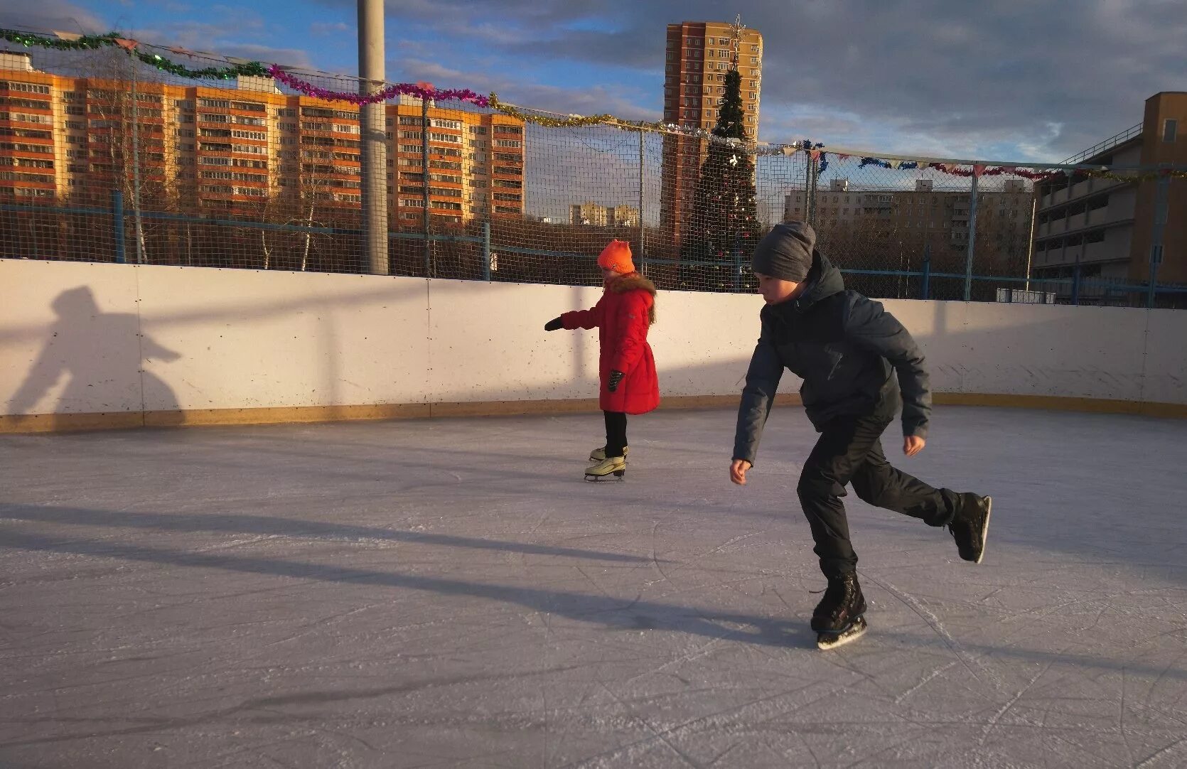 Каток гольяново московский. Вешняковская 16 каток. Каток Радужный Вешняки. Парк Радуга Вешняки каток. Каток на Выхино Вешняковская 16.