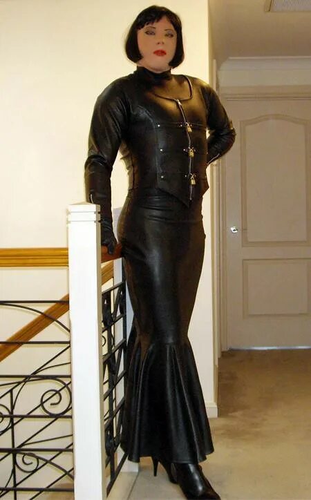 Федом. Пожилая женщина в латексных сапогах. Эвелина блёданс латекс. Федом. Джессика бартон в коже и ботфортах.