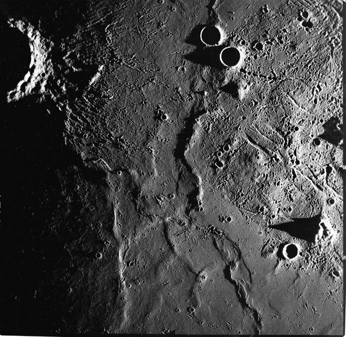 Обратная сторона луны есть. Снимки обратной стороны Луны. Спутник на обратной стороне Луны. Снимки Луны со спутника. Луна спутниковый снимок.