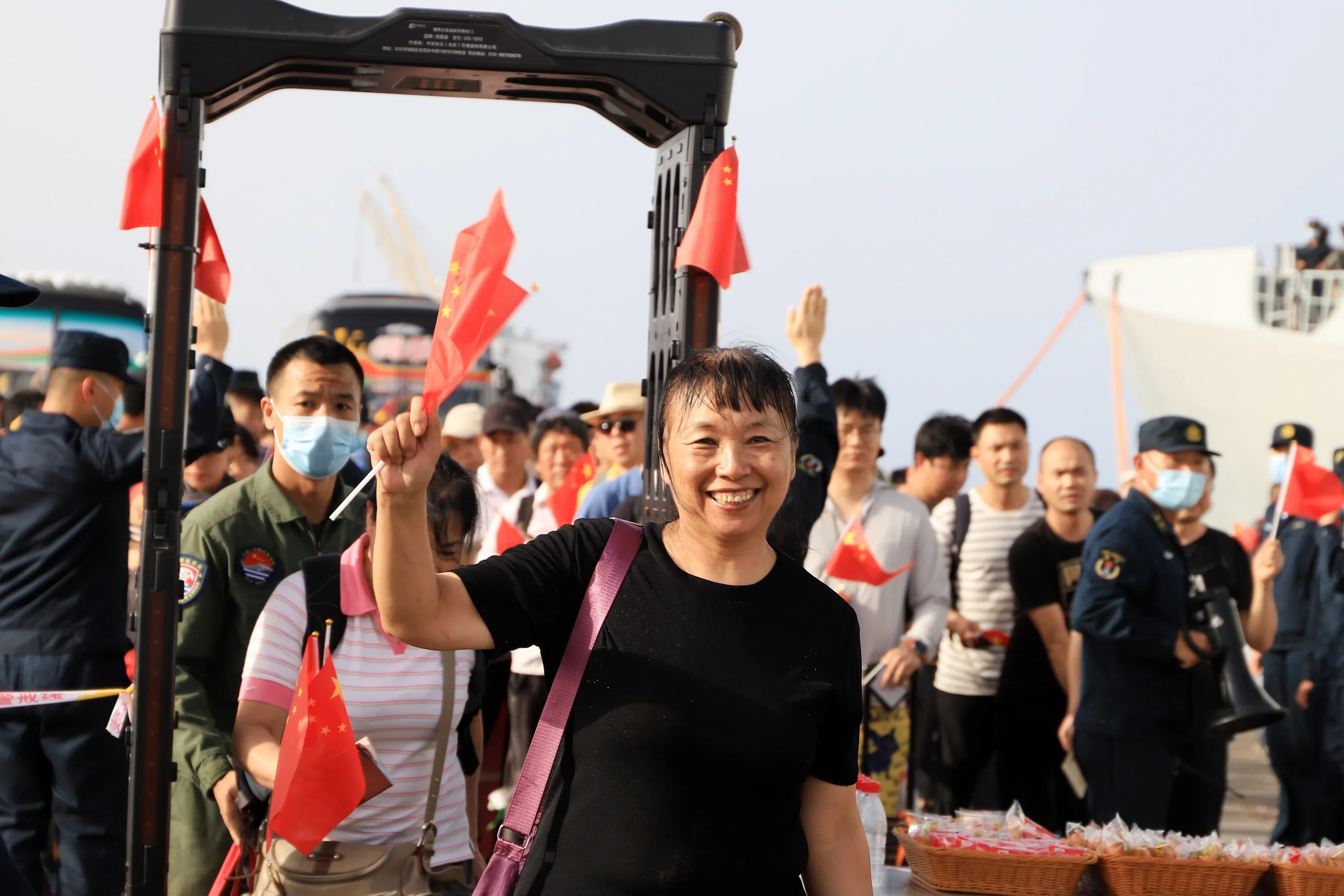 Китай гуманитарная помощь россии. Помощь китае. Туристы из китая. Гуманитарная помощь китайский штамп. Уважение старших в китае.