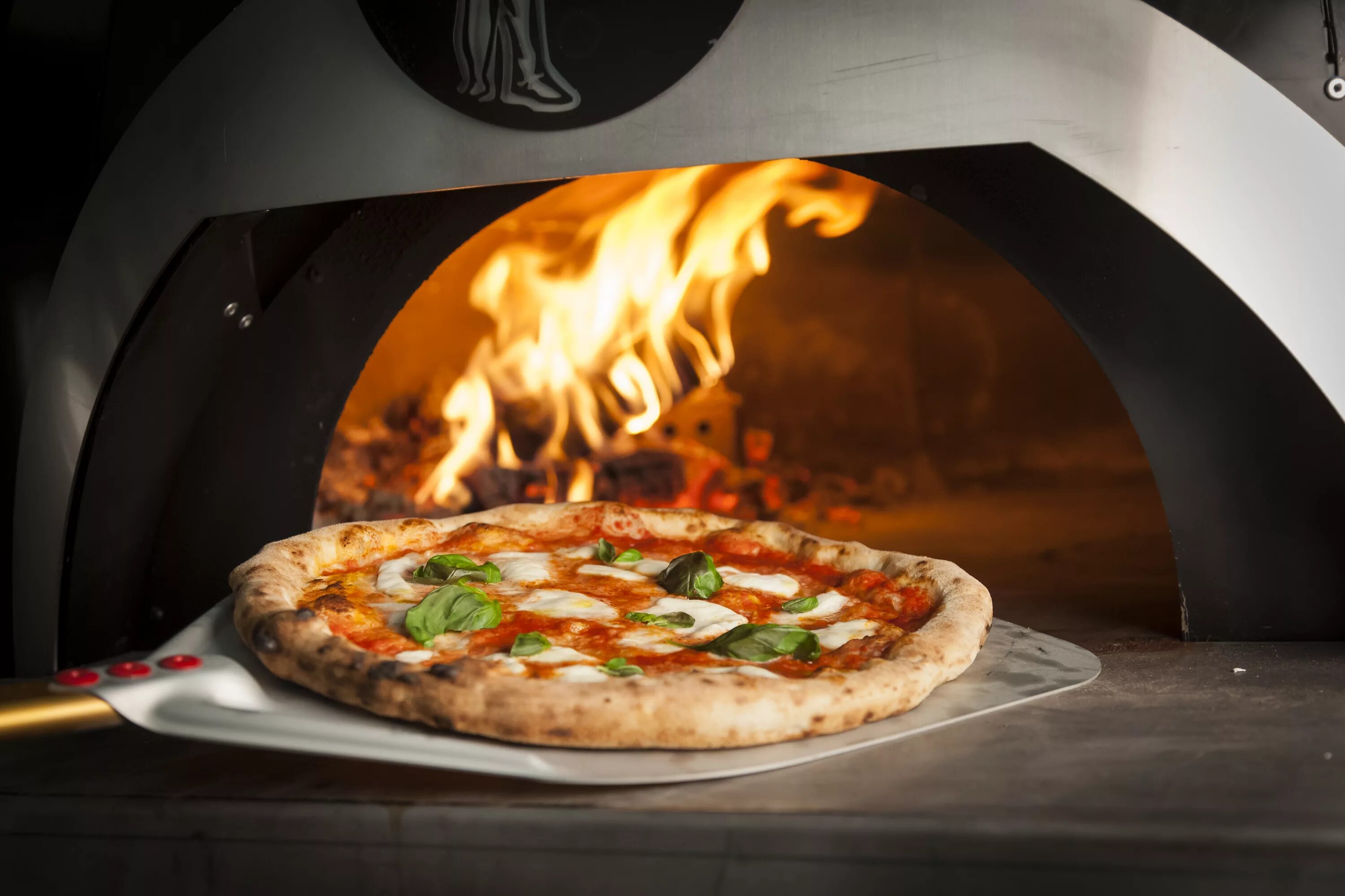 профессия пиццайоло. пиццы пиццайоло. пицца в 20 веке. итальянский пиццайоло. пиццмейкер / пиццайоло.