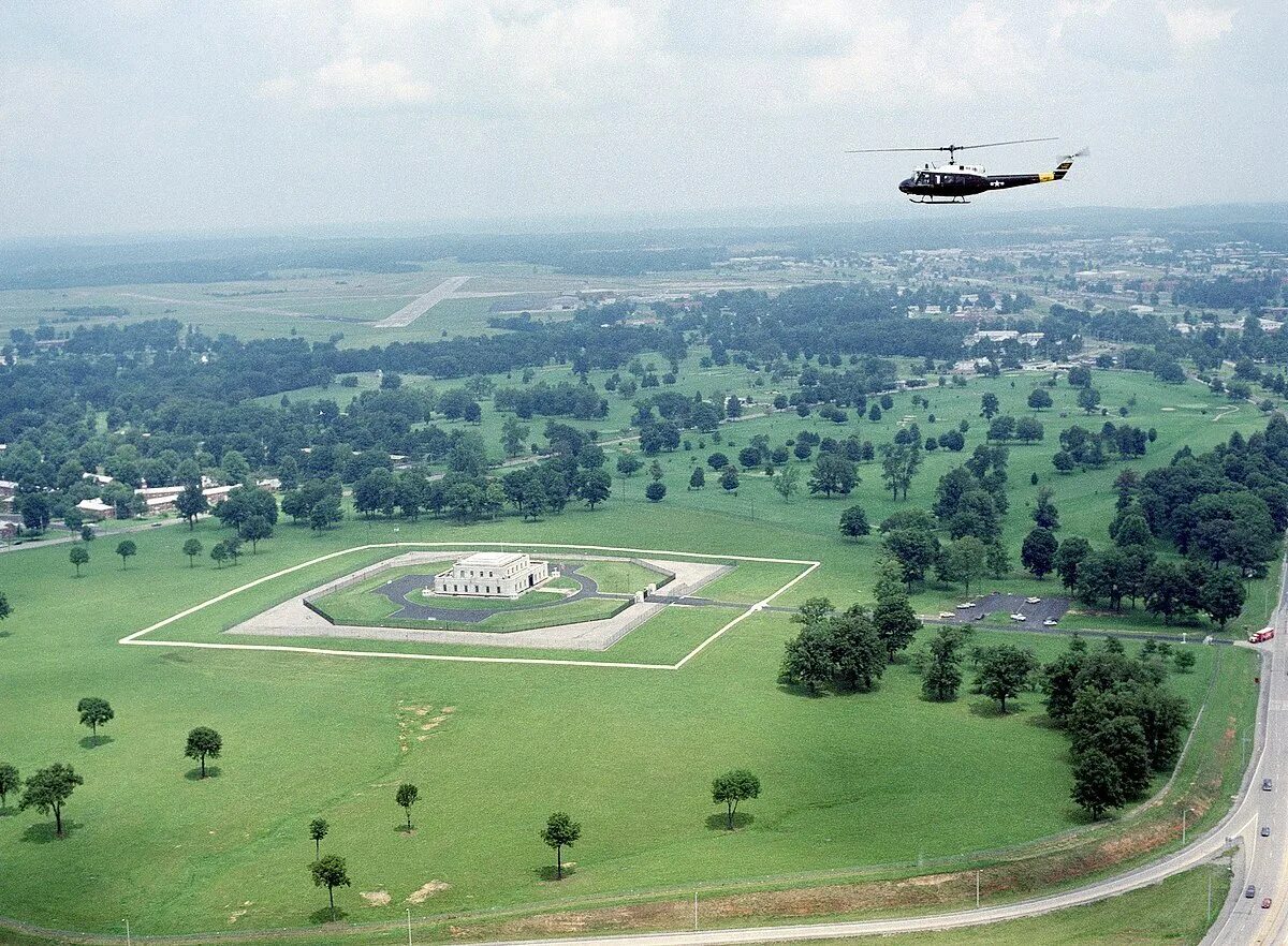 Fort knox. Форт Нокс США хранилище. Военной базы Форт-Нокс. Форт-Нокс в Кентукки. Форт Нокс Военная база США.