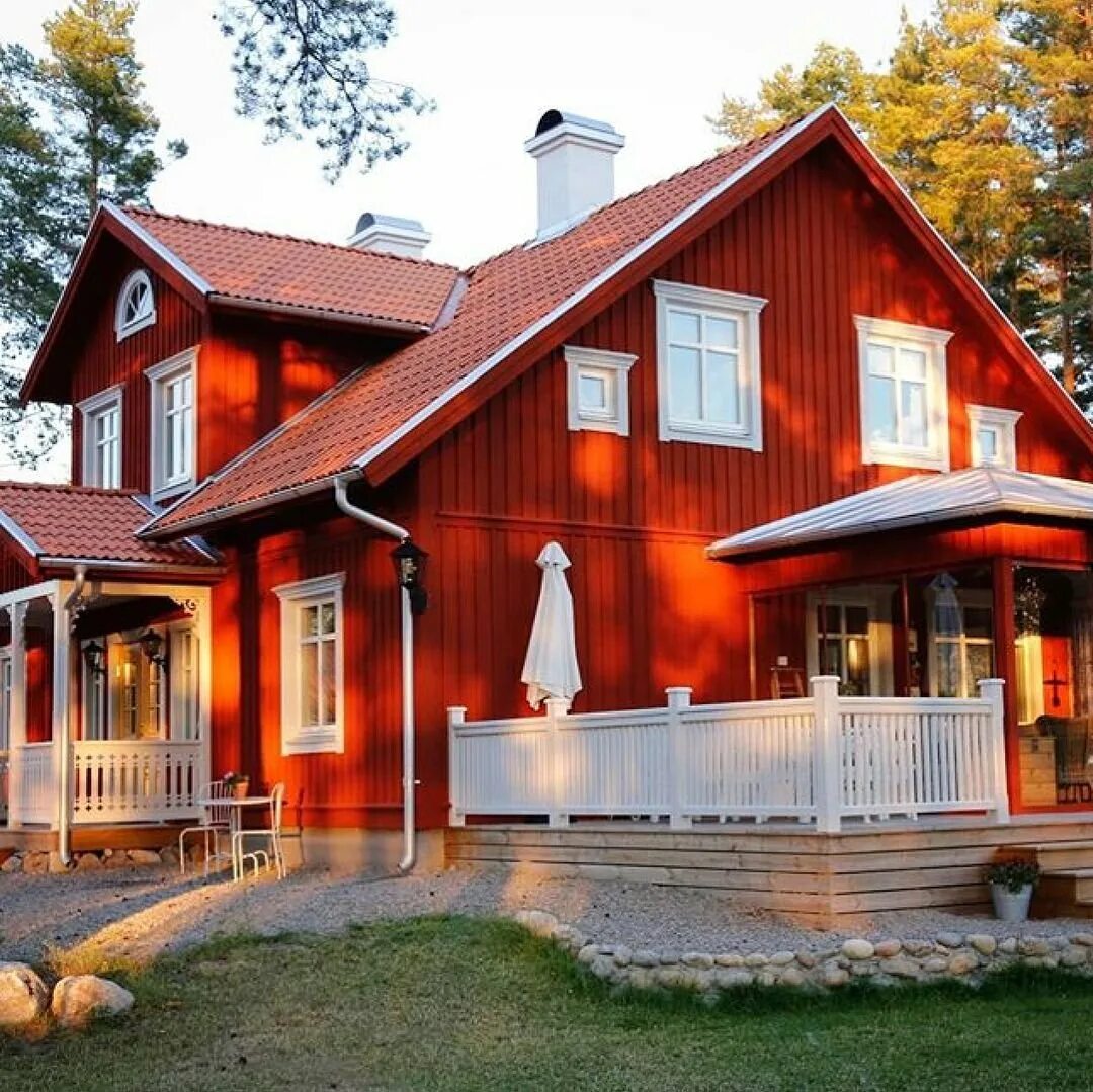 Домики красного цвета. Красный Скандинавский дом. Фасад в скандинавском стиле. Финский домик. Деревянный дом.
