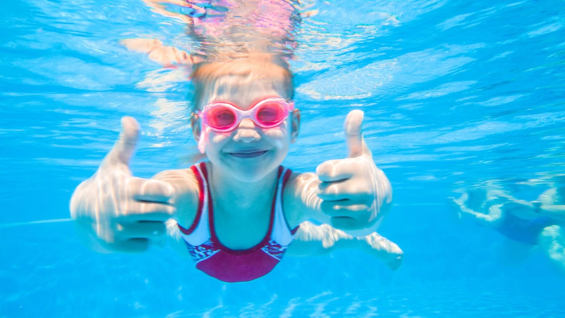 В бассейне легче плавать. Плавание дети. Дети в бассейне. Плавание в бассейне. Плавание в бассейне дети.