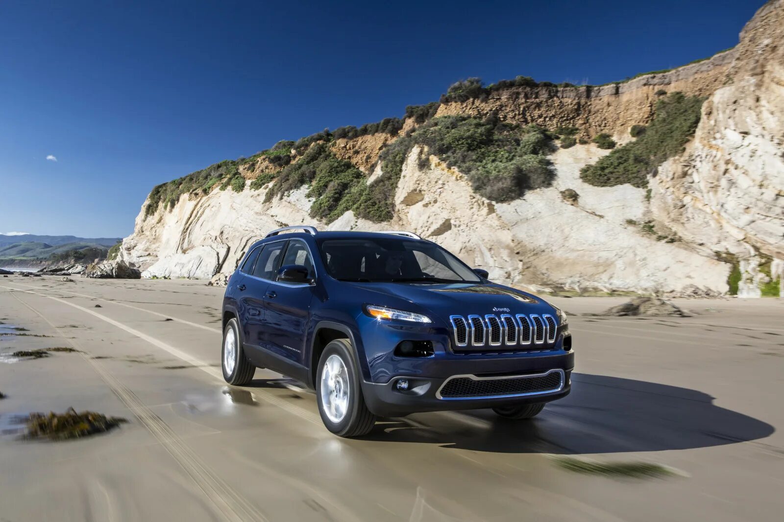 Автомобили внедорожники кроссоверы. Jeep Cherokee 2016. Джип Чероки 2018. Гранд Чероки Лимитед 2.4. Jeep Cherokee 2.4 2014.