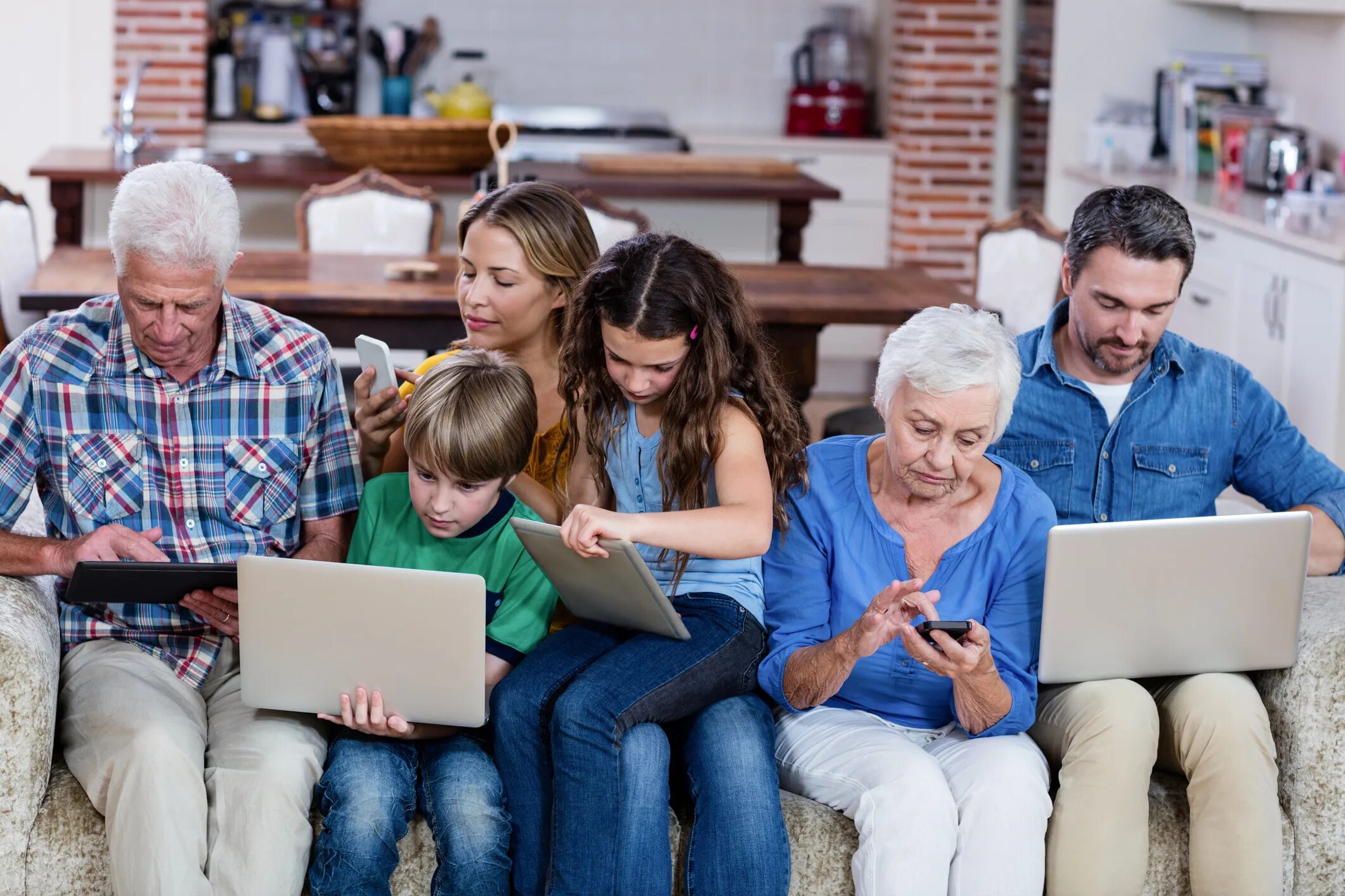Digital family. Ноутбук ного пакалений. диджитал семья. family internet. family using internet.