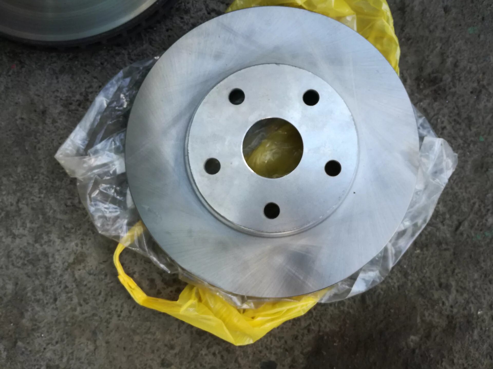 Тормозные диски geely coolray. Тормозные колодки джили кулрей. Тормозной диск джили. Приус альфа передние направляшки суппорта. Тормозные диски geely coolray.