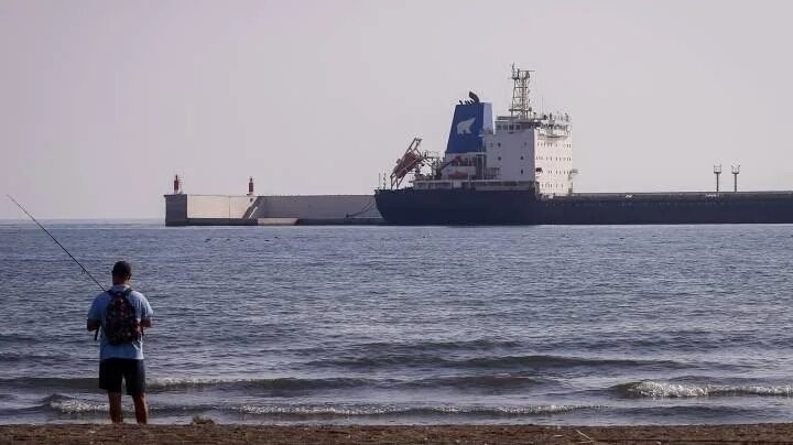 супертанкер vlcc. суда в порту туапсе. судно survey. Vessel. судно.