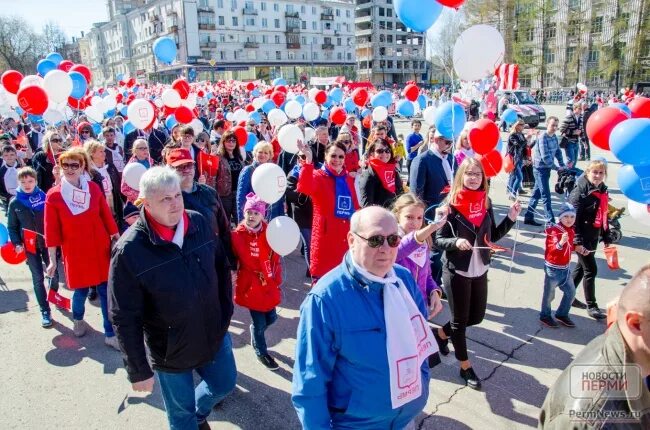 19 мая пермь. 1 Мая Пермь. Пермь 1 мая мероприятия. Праздник в Перми в мае. Колонна на демонстрации 1 мая.