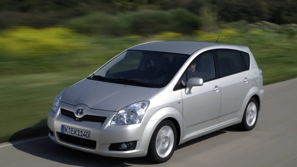 Toyota corolla verso 2. Toyota corolla verso 2004. Авто тойота королла версо. Тойота королла версо 2009 года. Тойота королла версо 2006.