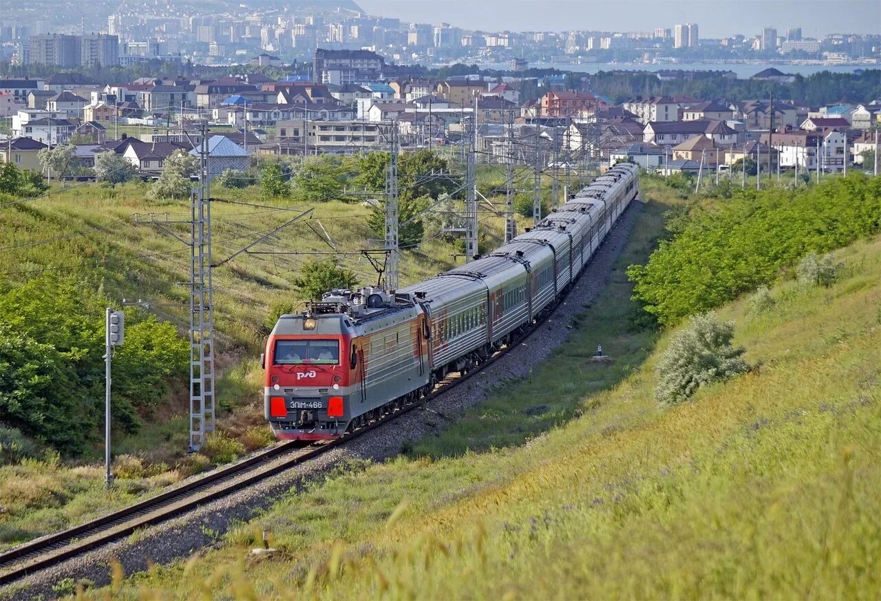 Железная дорога анапа. Эп1м в Анапе. Электровоз эп1м Ижевск. Станция Юровский. Поезд 515 г Ижевск Анапа.