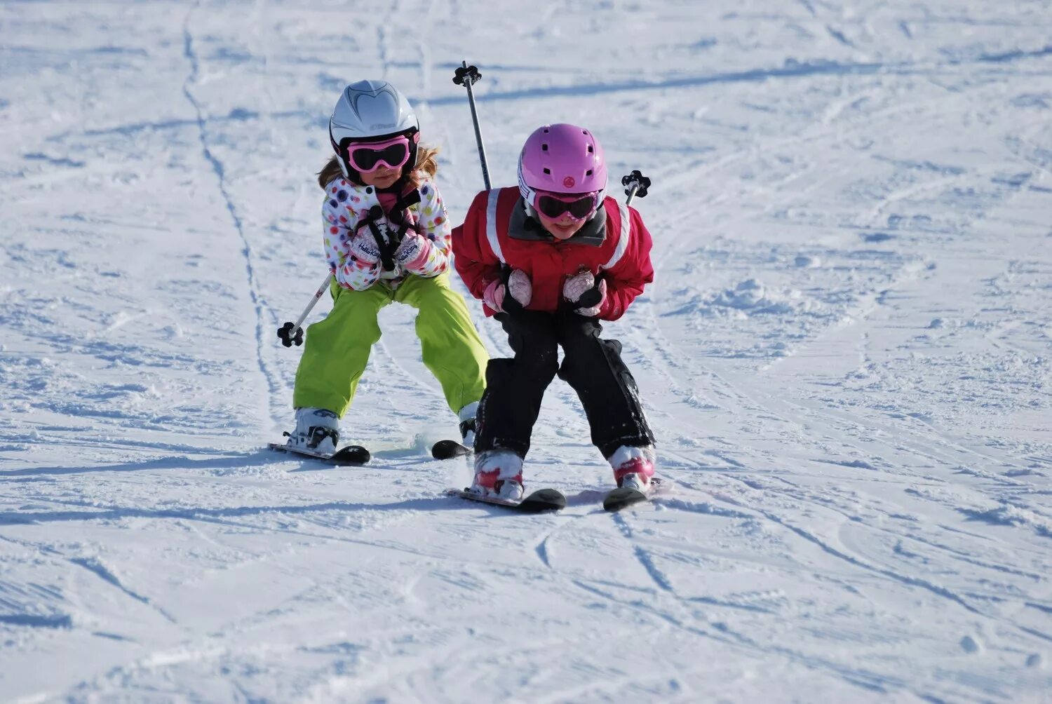 Маленькие лыжники. Дети на горных лыжах. Катание на лыжах. Катание на лыжах дети. Дети катаются на лыжах.