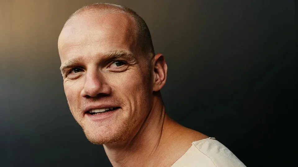 Эштон кутчер 2022. Келлан латс в роли. Как называется актер который снимался. Актер ченнинг татум фото. Скала дуэйн.