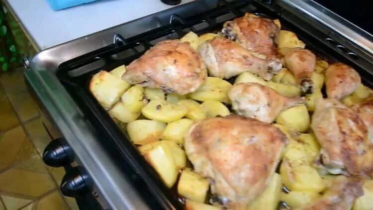 Запекать картошку в духовке при температуре сколько. Курица в электродуховке. Куриные ноги с картошкой в духовке. Окорочка в мини печи. Окорочка запеченные в духовке с картошкой.