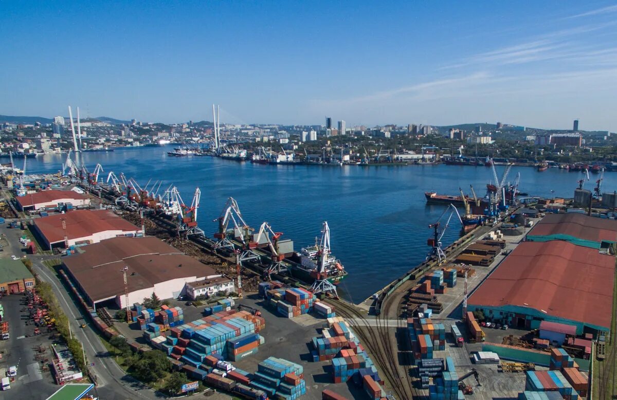 Vladivostok port. Морской порт Владивосток. Торговый порт Владивосток. ВМТП Владивостокский морской торговый порт. Морской порт Владивосток сейчас.