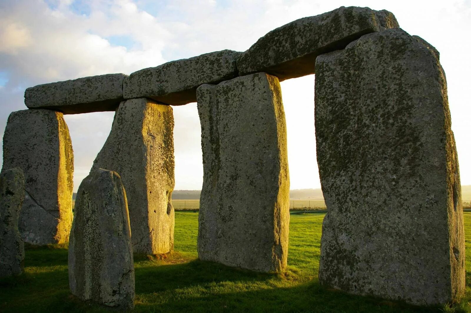 Stonehenge is perhaps the worlds. Мегалит Стоунхендж. Англия. Мегалитические сооружения Стоунхендж. Кромлех Стоунхендж Англия. Мегалитическая архитектура кромлех Стоунхендж.