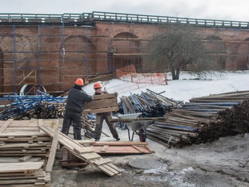 Реставрация великого новгорода. Реставрация Новгородского Кремля. Реставрационная мастерская Великий Новгород. Реставрация Новгородского Кремля в Великом Новгороде. Великий Новгород до реставрации.