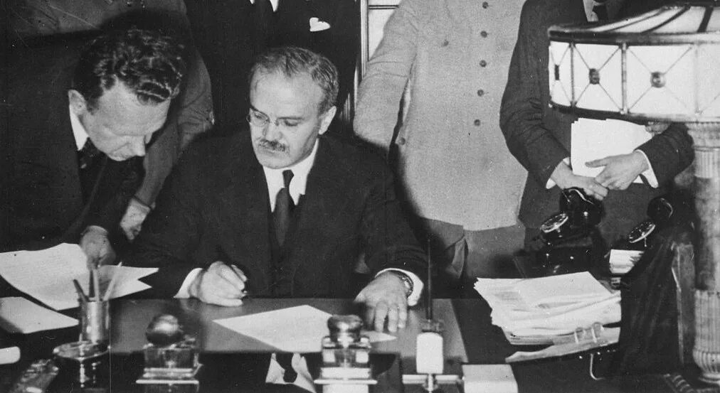 Подписание пакта. Молотов риббентроп пакт 1939 год. Пакт молотов риббентроп сталин. Пакт о ненападении 1939 года молотова-риббентропа. Пакт молотов и риббентроп.