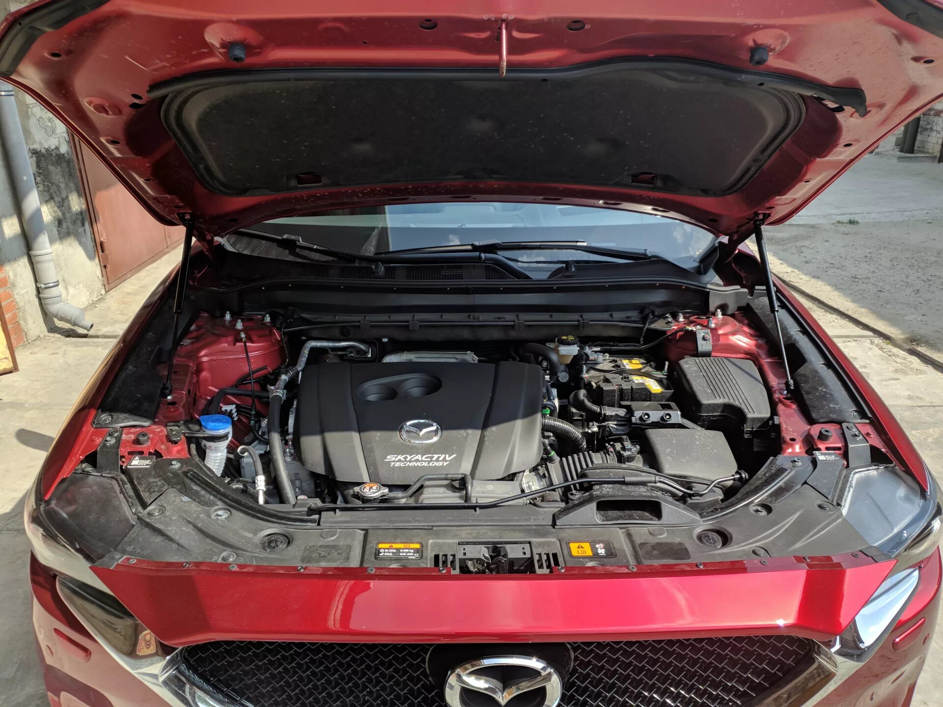 Капот Mazda CX-5. Mazda CX 5 под капотом. Капот Мазда сх5. ГБО Мазда CX 5. Капот cx 5