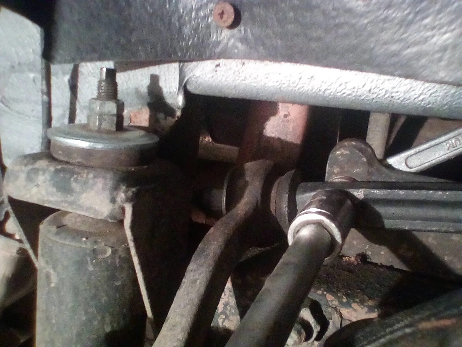 Сайлентблоки передней подвески нива шевроле. Замена верхних рычагов шевроле нива. Сайлентблок передней подвески шевроле - нива. Верхний рычаг нива 2121. Болт сайлентблоков нива шевроле.